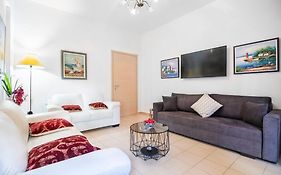 Local Apt Near City Lights 1